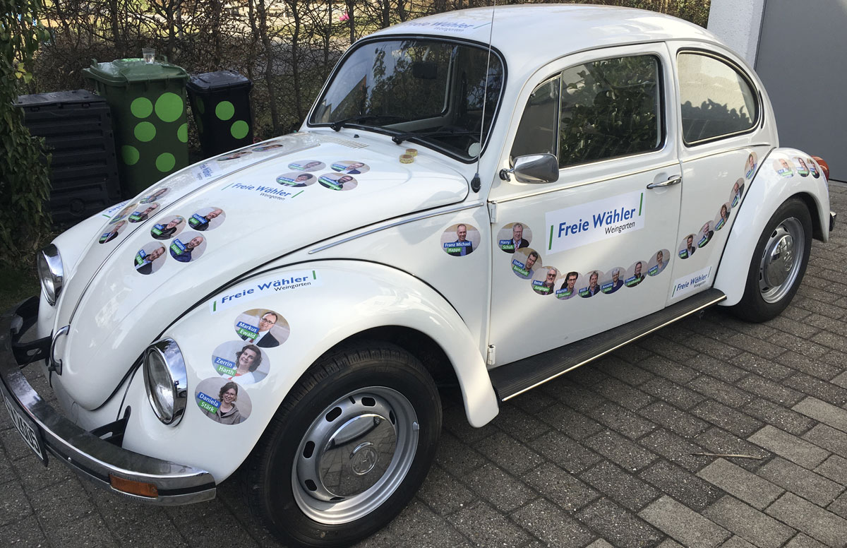 Wahlkampagne der Freien Wähler Weingarten mit einem VW Käfer beklebt mit allen Kandidaten